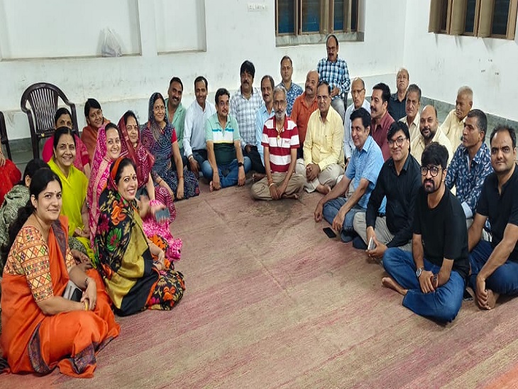 बैठक में मौजूद समाज के वरिष्ठजन, युवा और महिला मंडल की टीम।