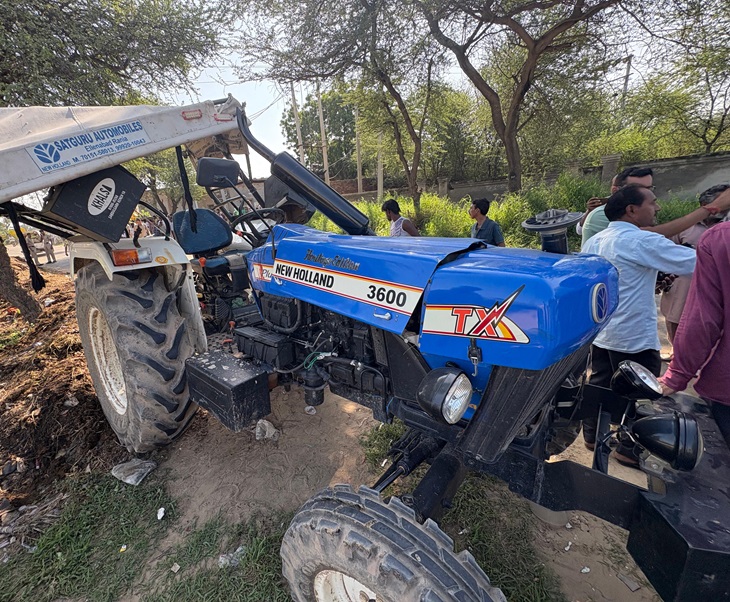 क्रेन के जरिए क्षतिग्रस्त ट्रैक्टर को रोड से हटाया गया।