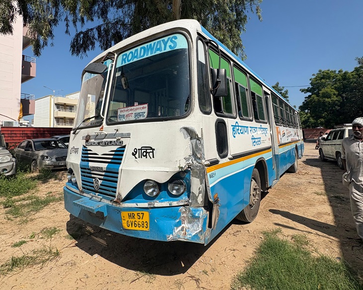 हादसे में हरियाणा रोडवेज बस का अगला हिस्सा क्षतिग्रस्त हो गया।