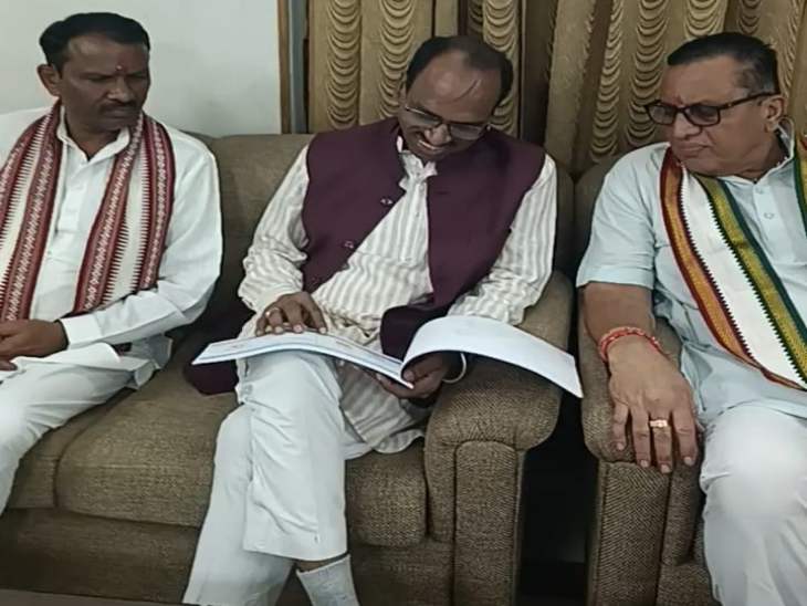 सांसद मन्नालाल के डूंगरपुर सर्किट हाउस पहुंचने पर भाजपा नेताओं ने स्वागत किया।