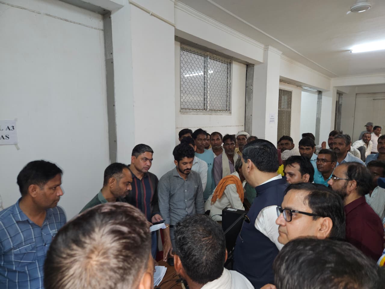 परिवादियों ने JVVNL के अधिकारियों की शिकायत की तो, DJ ने अधिकारियों को लगाई लताड़।