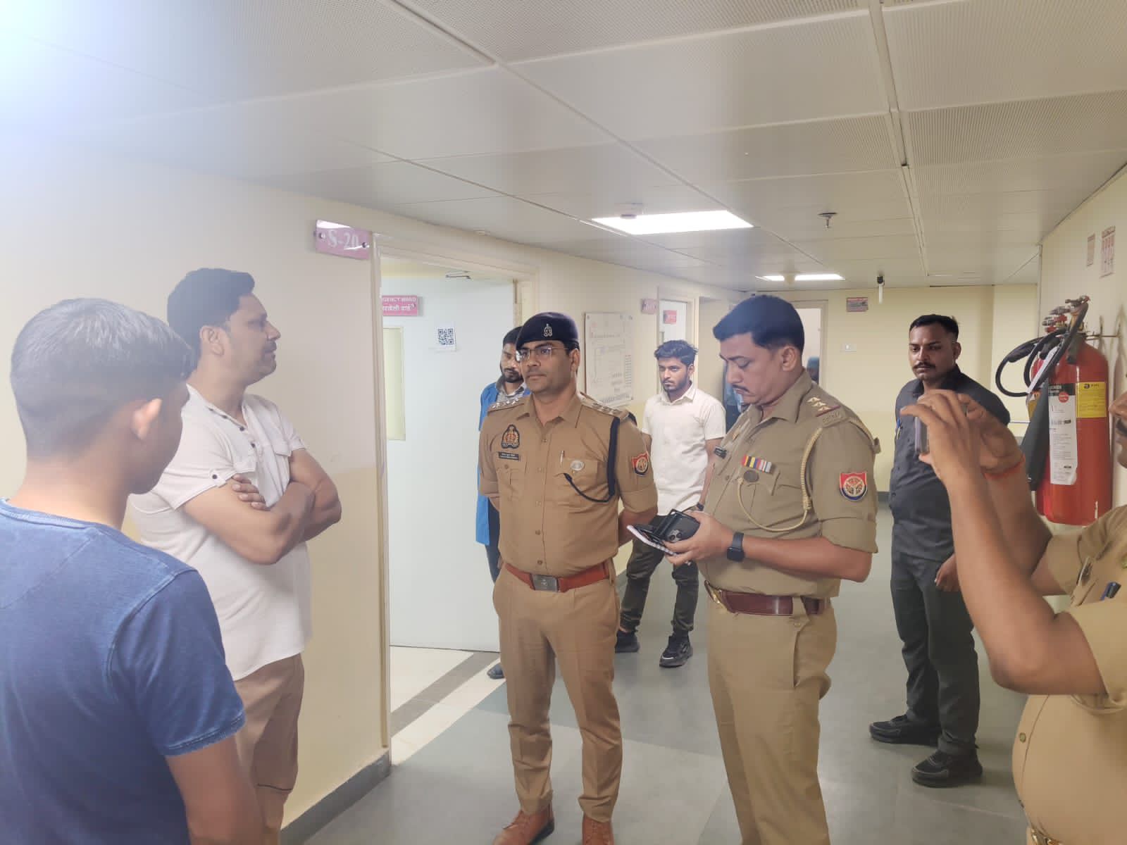 घायल युवक के परिजनों से पूछताछ करती पुलिस।