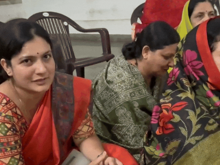 श्री श्रीमाली ब्राह्मण समाज उदयपुर की बैठक में अपने सुझाव देती महिलाएं।