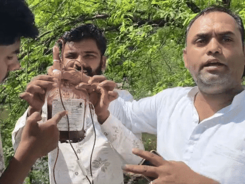 गलत खून चढ़ाने का पता चलते ही अस्पताल प्रबंधन ने पैकेट को नाले में फेंक दिया।