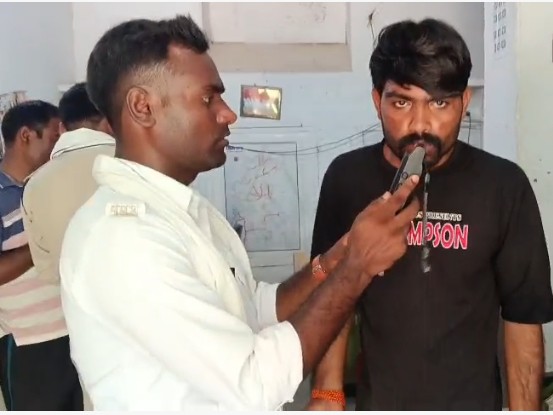 पुलिस ने ड्राइवर्स के शराब पीकर वाहन चलाने की जांच की।