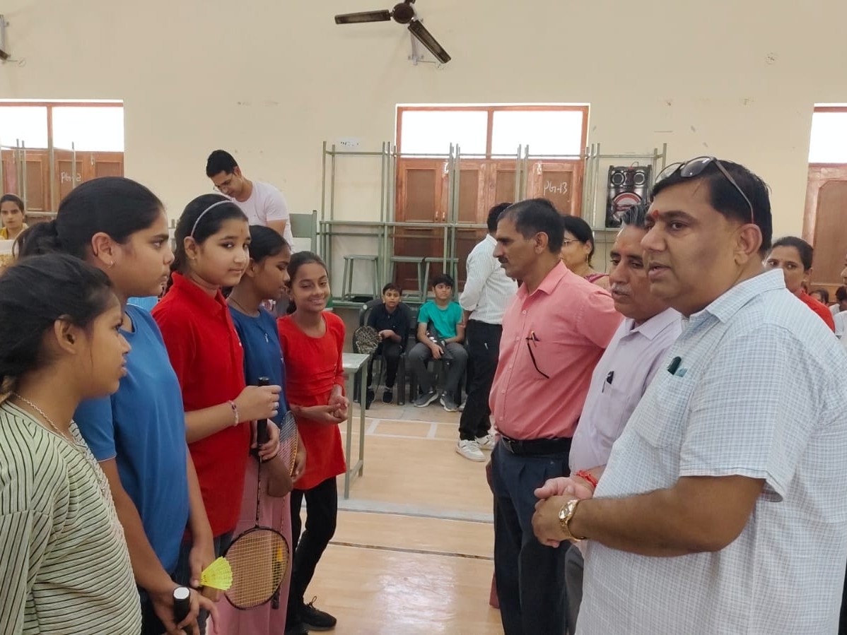 टूर्नामेंट संयोजक और प्रधानाचार्य खिलाड़ियों से परिचय करते हुए