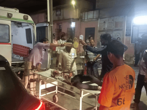 झुंझुनूं के बीडीके अस्पताल से घायलों को जयपुर किया रेफर।