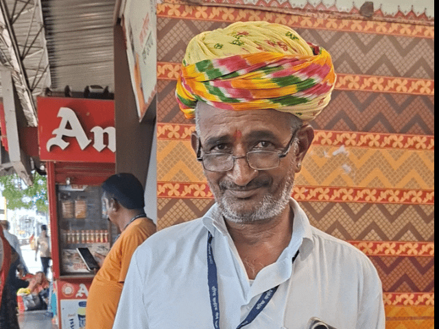 सिवाना से आए मोहन सिंह सहित कई यात्री परिवार सहित यात्रा के लिए पहुंचे।