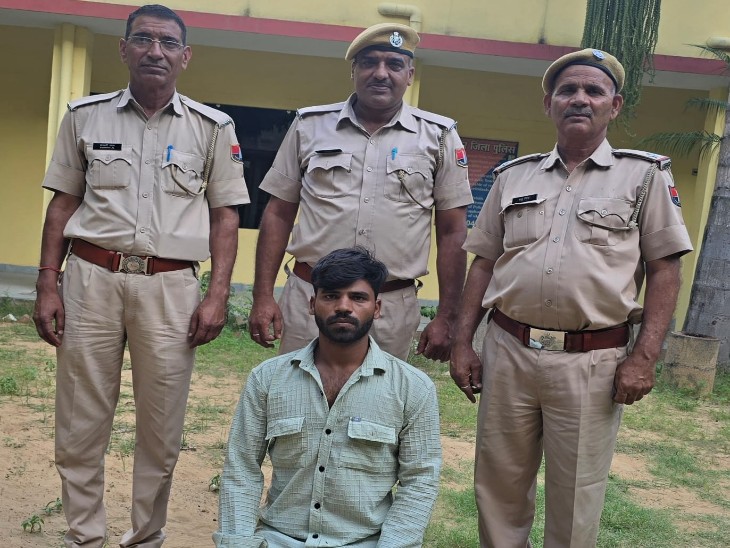 पुलिस की हिरासत में आरोपी।