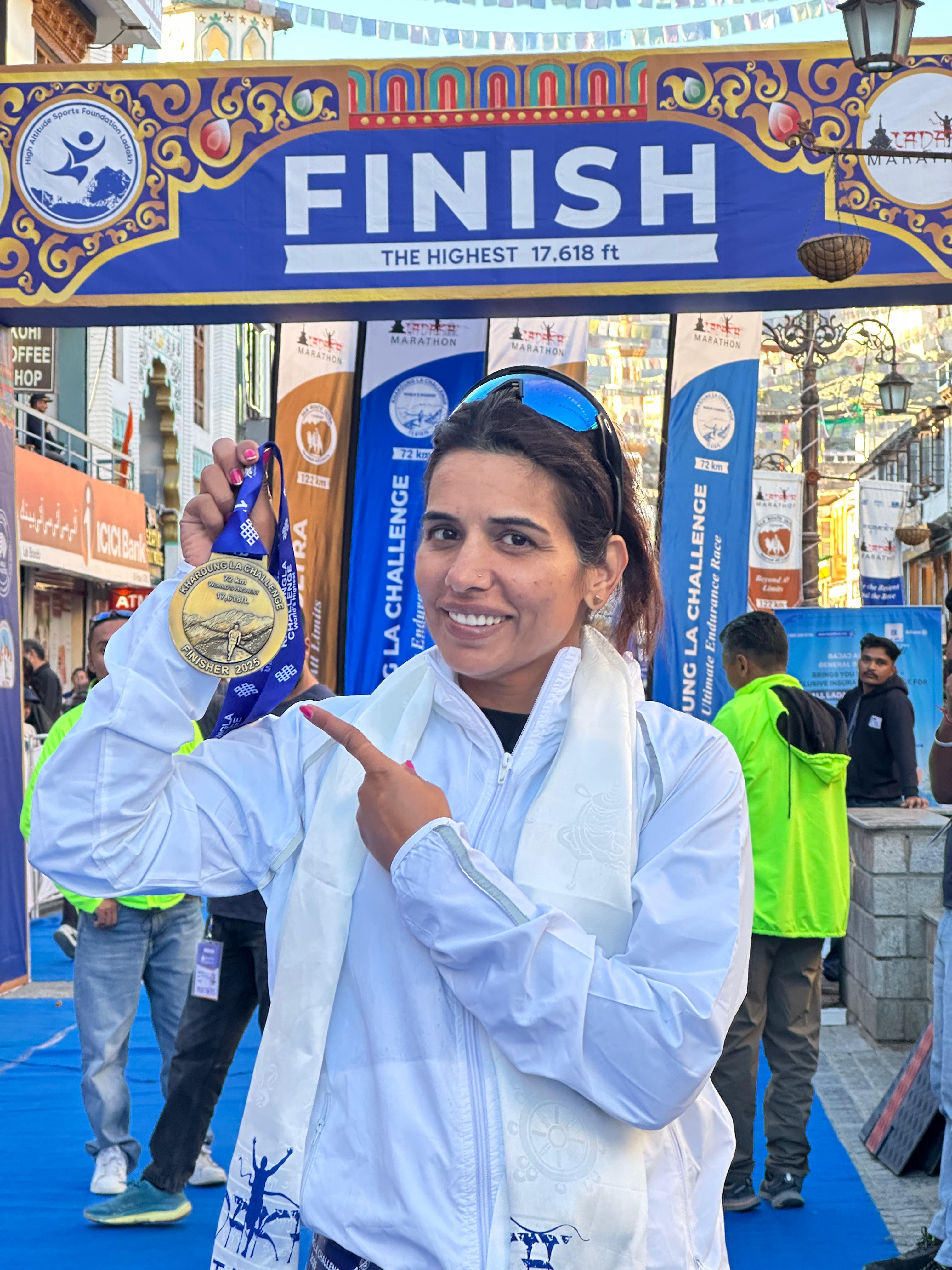 नीरा अपने प्रदर्शन के बूते अब तक कई अवॉर्ड और मैडल जीत चुकी है।