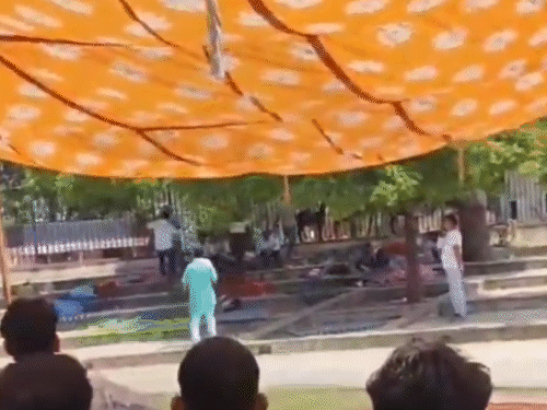 नरेश मीणा में रविवार दोपहर में अपने समर्थकों को पीटकर नाराजगी जाहिर की।