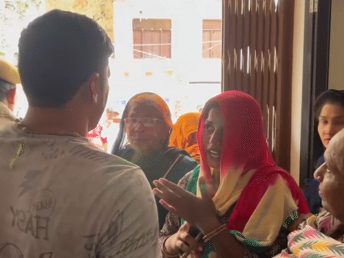 निष्पक्ष जांच और कार्रवाई की मांग को लेकर ग्रामीणों ने किशनगढ़बास थाने में भी प्रदर्शन किया।