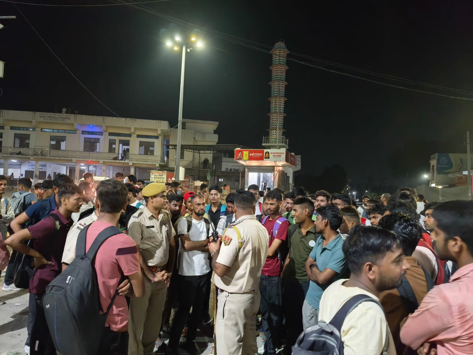 दोनों पारी की परीक्षा समाप्त होने के बाद राजनगर बस स्टेंड अभ्यर्थी जोधपुर व जयपुर की ओर जाने वाली बस का इंतजार करते हुए।