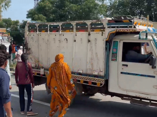 रविवार को गुस्साए गांव वाले खानपुर स्टैंड पर जमा हो गए और एक घंटे तक जाम लगा दिया।