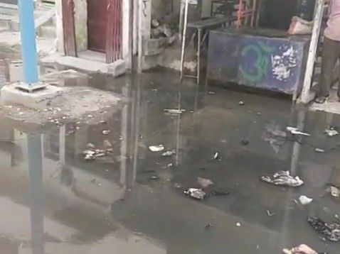 सरोजनीनगर इलाके में सीवर का पानी सड़क पर बहा। (फाइल)