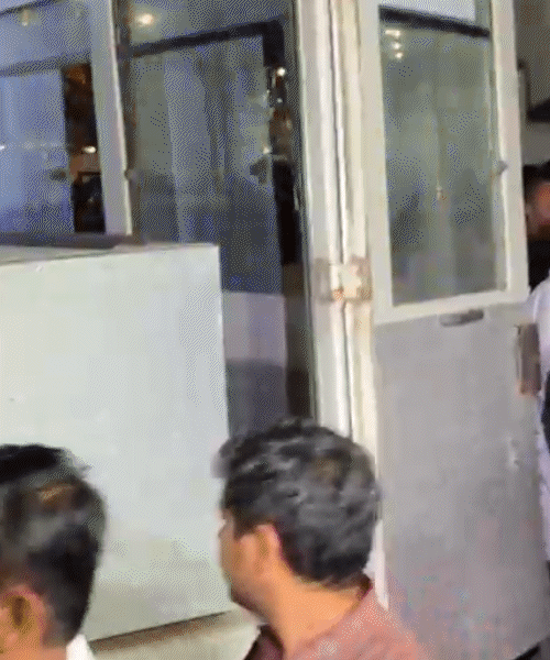 পুলিশ রাতে চুপ করে থাকার জন্য একটি বেসরকারী হাসপাতালে লাশটি সরিয়ে নিয়েছিল।