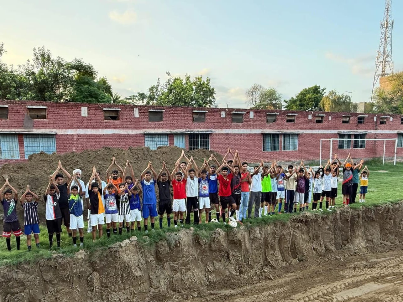 डबवाली में ऐतिहासिक खेल मैदान पर निर्माण से बवाल:  विधायक और पूर्व विधायक ने जताया विरोध; खिलाड़ियों में रोष, नारेबाजी की – dabwali News