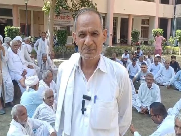 एसपी व डीसी से मिलने पहुंचे गांव टिटोली के ग्रामीण।