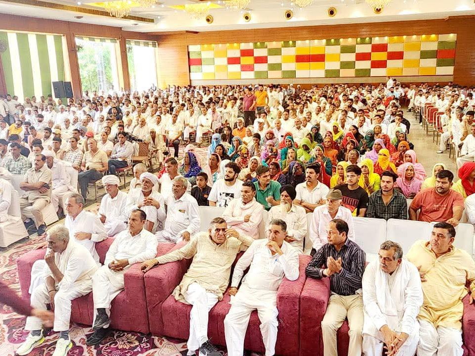 हिसार की महाराजा अग्रसेन धर्मशाला में कार्यकर्ता सम्मेलन के दौरान उपस्थित वर्कर।