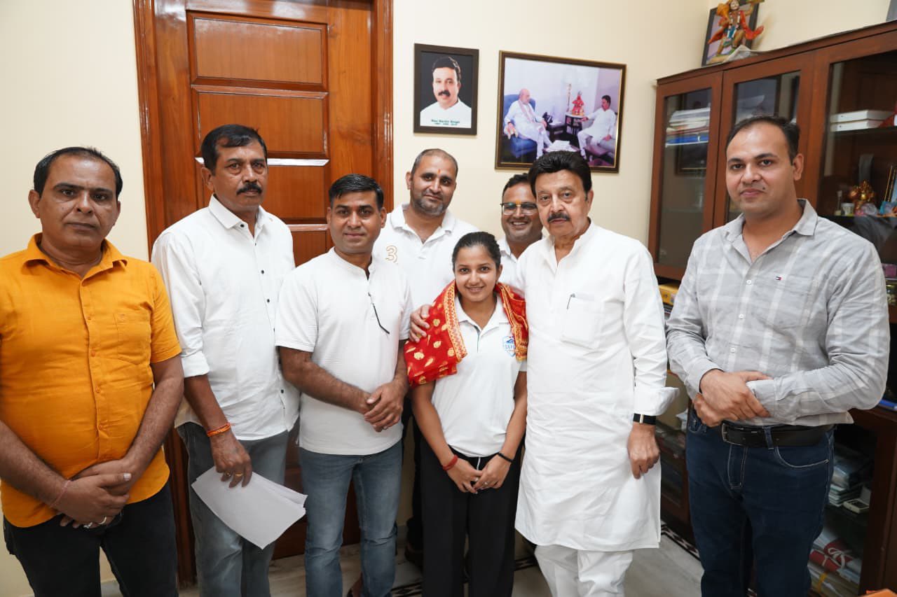 गुरुग्राम में इंटरनेशनल खिलाड़ी काम्या को सम्मानित करते कैबिनेट मंत्री राव नरबीर सिंह।