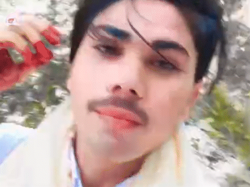 दूल्हे साबिर की बारात उत्तर प्रदेश के बरसाना जा रही थी। वो खुद ही वीडियो बना रहे थे।