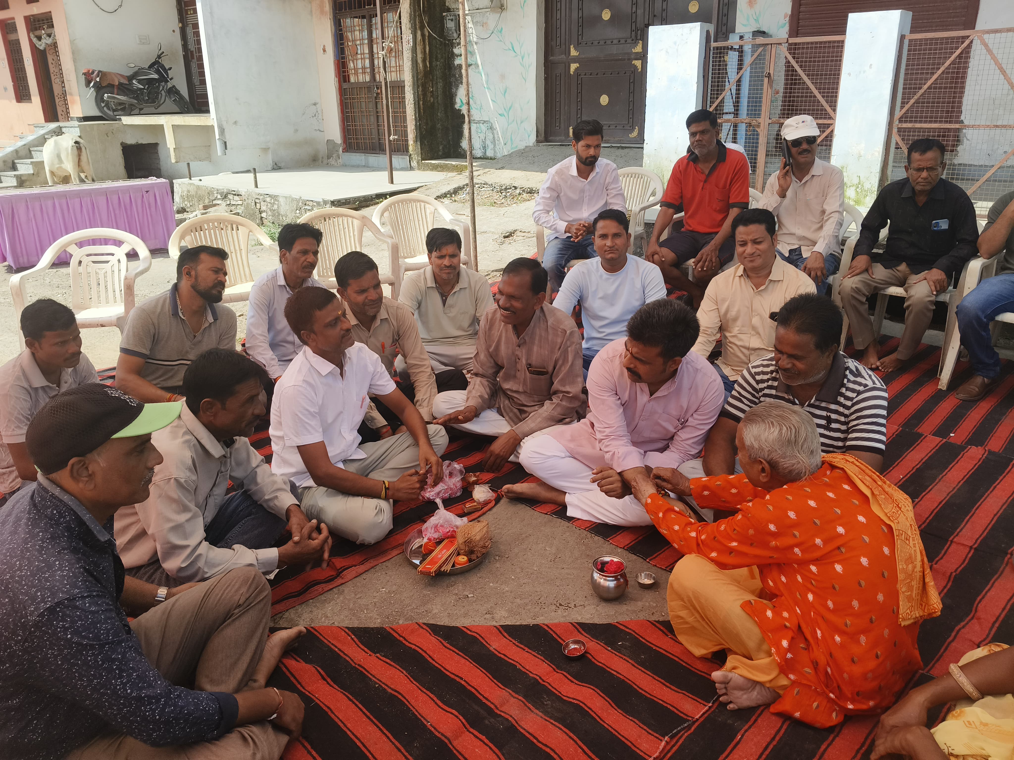 नगरपरिषद सभापति प्रदीप सिंह राजावत ने रेतवाड़ा पुलिया, गोशाला मार्ग पर सीसी सड़क निर्माण का भूमि पूजन किया।