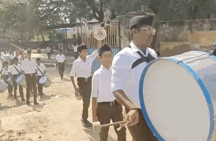 बैंड की धुन पर पथ संचलन निकला।