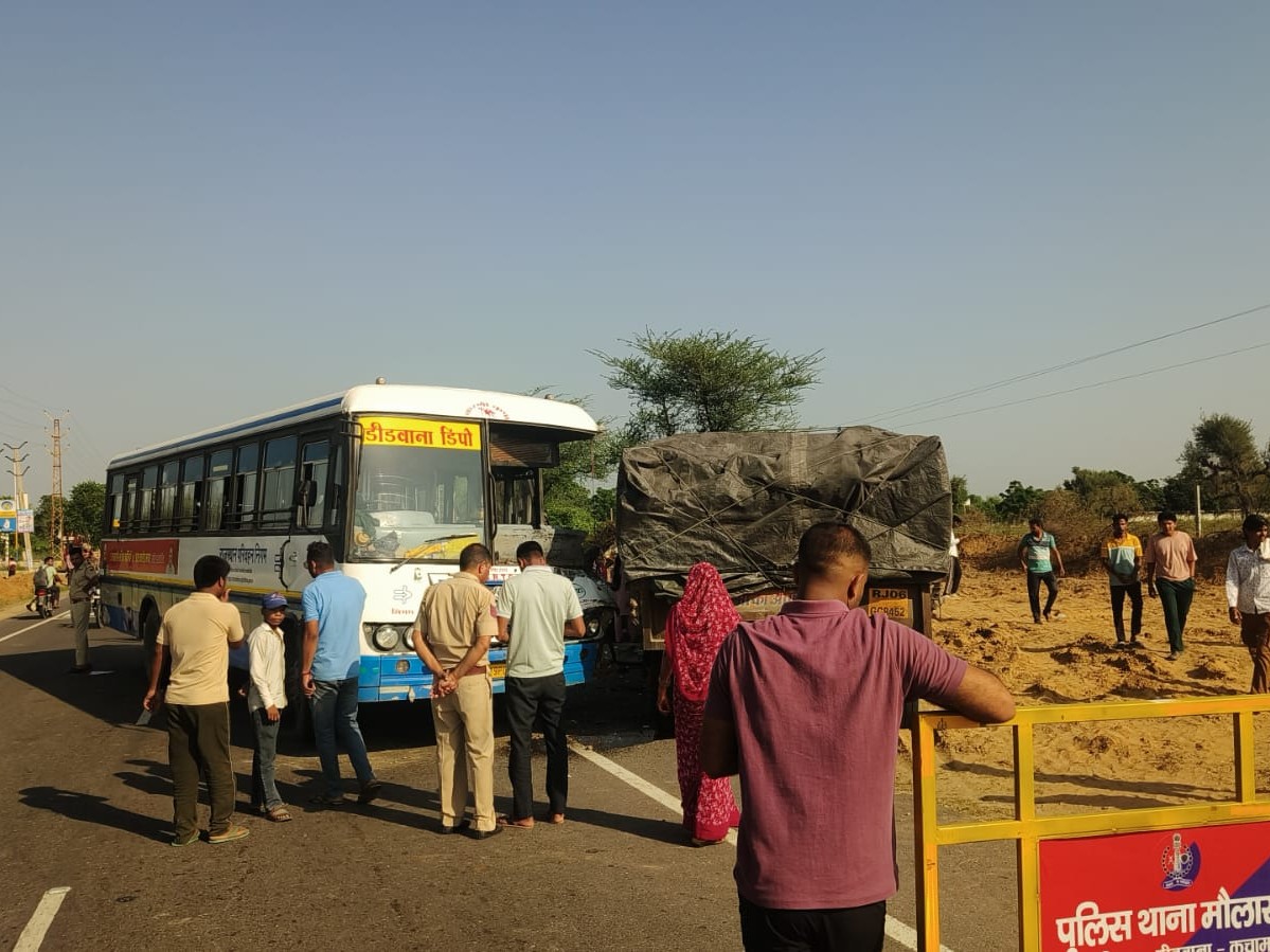 क्रेन की मदद से दुर्घटनाग्रस्त वाहनों को सड़क किनारे हटाया गया।