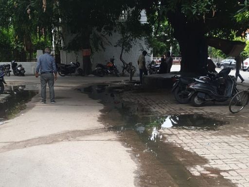 महानगर के सेक्टर-जे में सड़क पर बहते सीवर की तस्वीर। (फाइल)