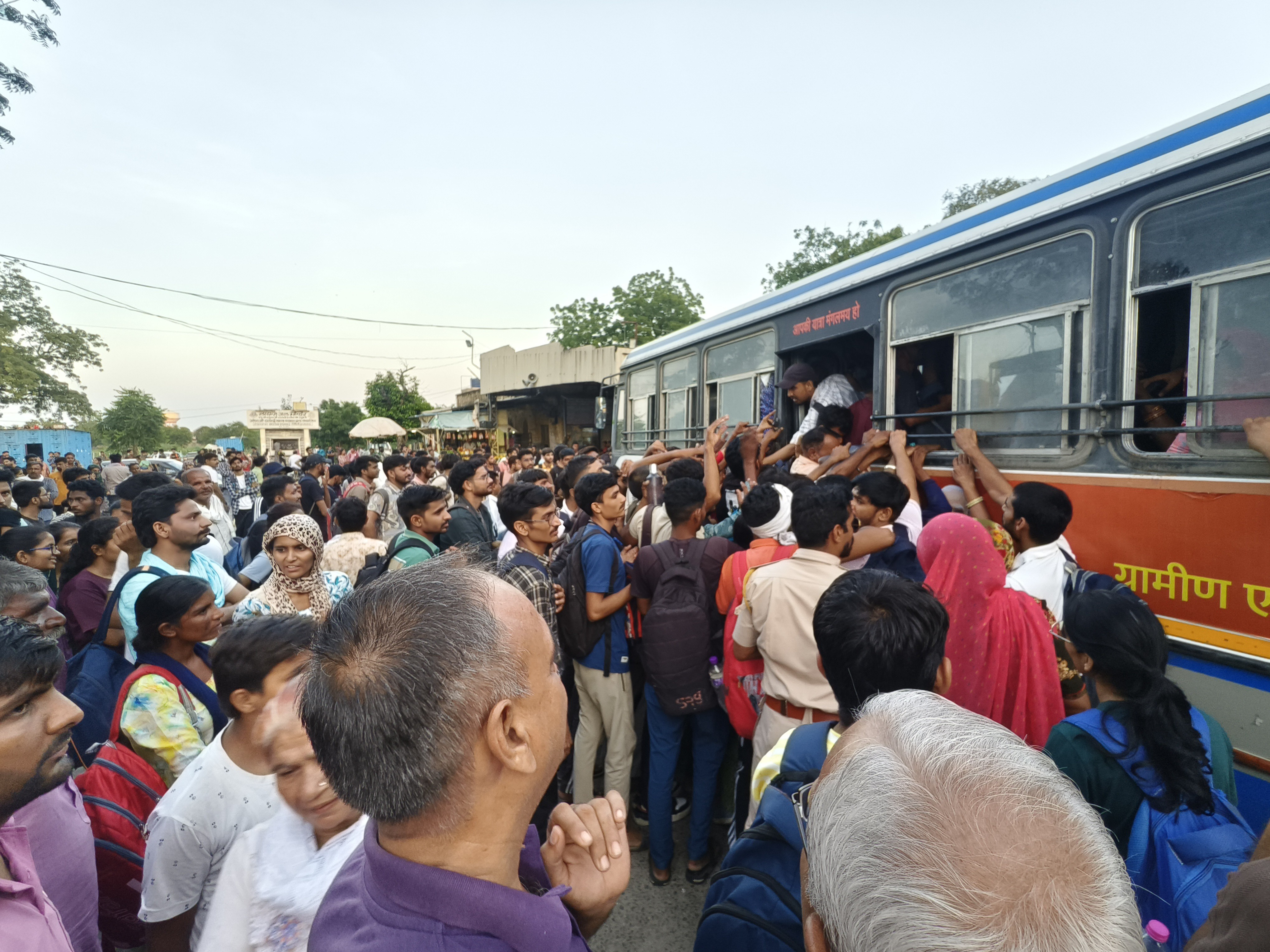 बसों में दिखी परीक्षार्थियों की भीड़।