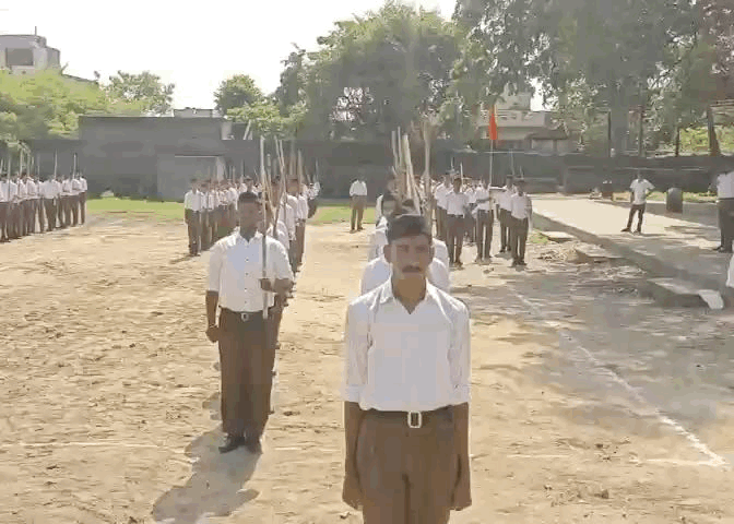 प्रार्थना के बाद पथ संचलन निकला।