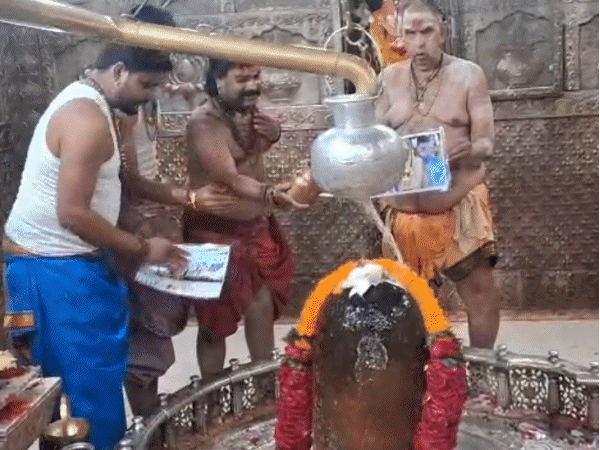 उज्जैन में भारत–पाकिस्तान के मैच के पहले लोगों ने महाकाल मंदिर में पूजन-अर्चना की।