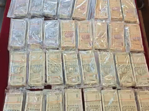 आरोपियों के पास से पुलिस ने लूट की रकम बरामद कर ली है।