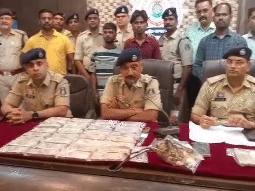 पुलिस ने10 लाख रुपए कैश के साथ प्रेस कॉन्फ्रेंस की। नाबालिग समेत 3 आरोपियों को अरेस्ट किया।