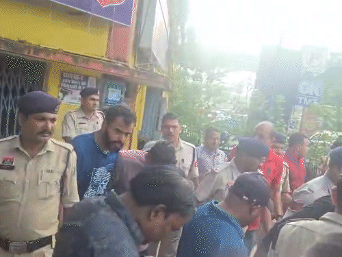 न्यूड पार्टी आयोजन करने वाले 7 आरोपियों को पुलिस ने कोर्ट में पेश किया।