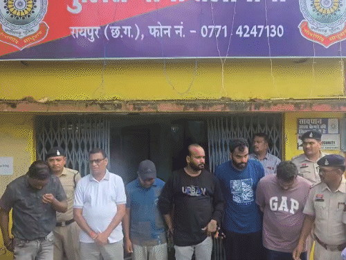 रायपुर की तेलीबांधा पुलिस ने आरोपियों को गिरफ्तार कर लिया है।