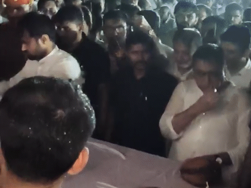 रुपाणी यांच्या अंत्ययात्रेदरम्यान, भाजपच्या वरिष्ठ नेत्यांसह लाखो लोकही तेथे पोहोचले होते.