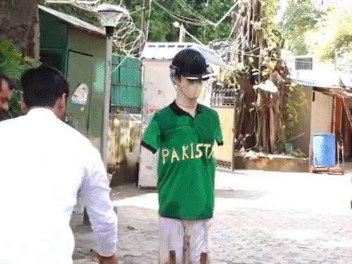 On Saturday, the Aam Aadmi Party in Delhi opposed the Indo-Pak match by burning an effigy of the Pakistani player. - Dainik Bhaskar