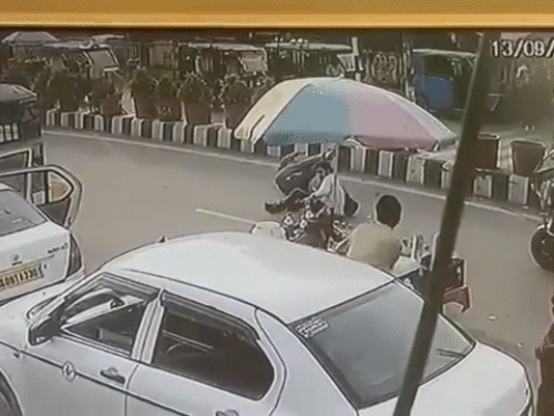 During the escape, both of them got entangled and fell down.