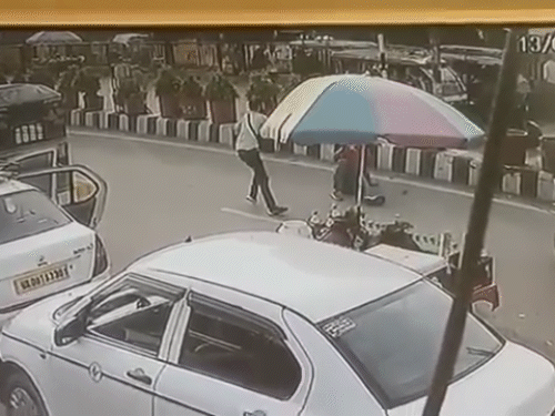 After getting up from below, the accused wearing a white shirt opened fire with a pistol taken in his hand and escaped.