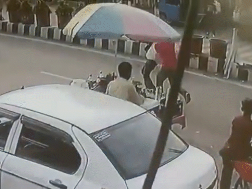 Wearing a red t -shirt SI Surendra trying to catch accused Sunil Kumar.