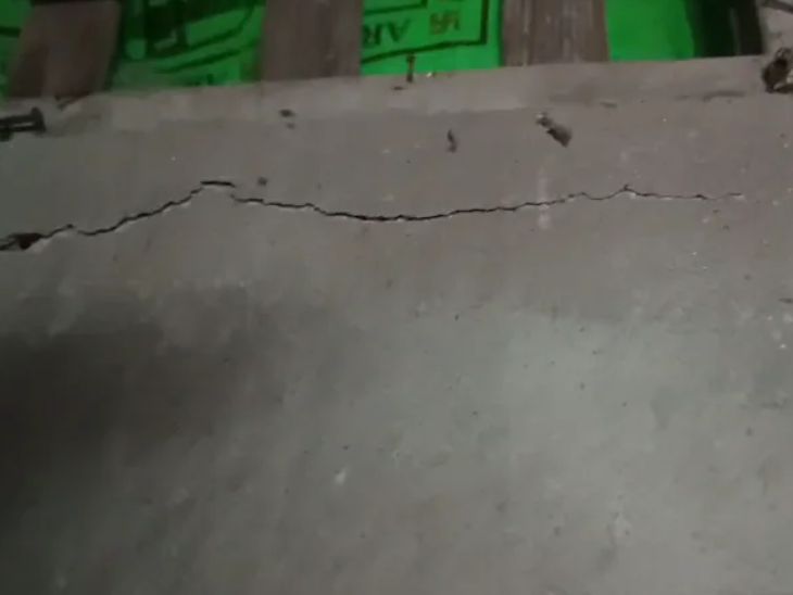 गुवाहाटी में भूकंप के बाद दीवारों में दरारें आ गई हैं।