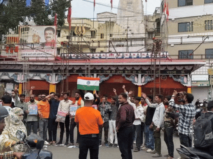 भोपाल के पीर गेस्ट स्थित मंदिर के बाहर जय मां भवानी हिंदू संगठन ने प्रदर्शन किया।