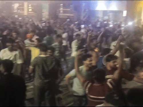 लुधियाना में पहले जब भारत-पाक का क्रिकेट मैच हुआ करता था तो लोग इस तरह से जश्चन मनाते थे, लेकिन इस बार किसी तरह के जश्न का शहर में माहौल नहीं है। - Dainik Bhaskar