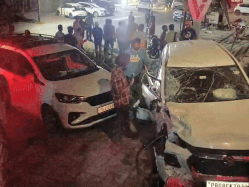 हादसे के बाद क्राइम सीन पर खड़ी क्षतिग्रस्त हुई गाड़ियां और आसपास इकट्ठा हुए लोग। - Dainik Bhaskar