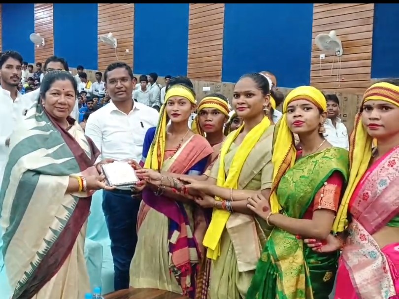 छात्राओं को 10,000 रुपए की प्रोत्साहन राशि दी गई।