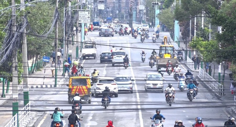नेपाल में 6 दिन की हिंसा के शनिवार को पब्लिक ट्रांसपोर्ट शुरू किया गया।