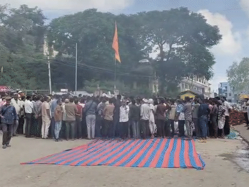 सायरा से रणकपुर व भानपुरा जाने वाला रोड जाम कर दिया है।