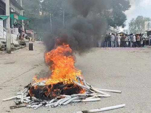 राष्ट्रीय राजपूत करणी सेना ने कस्बे को पूरी तरह बंद करा दिया। इस दौरान में टायर जलाकर विरोध प्रदर्शन किया।