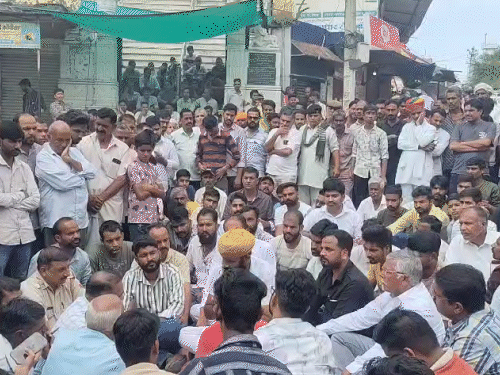 आक्रोशित लोग परिवार को 51 लाख रुपए का मुआवजा और परिवार के एक सदस्य को नौकरी देने के साथ ही आरोपी को सख्त सजा दिलाने की मांग पर अड़े हैं।